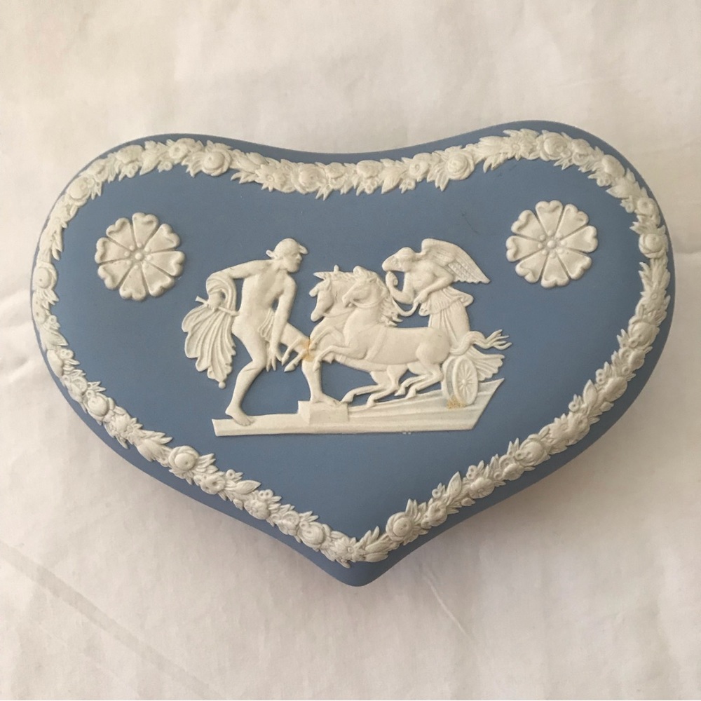 VINTAGE* Wedgwood Jasperware Blue & White Heart Shaped Trinket Box